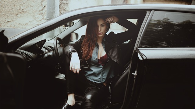 černé auto