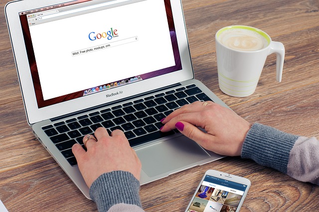 žena při hledání na google.jpg