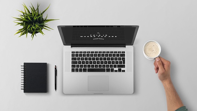 laptop u kávy.jpg