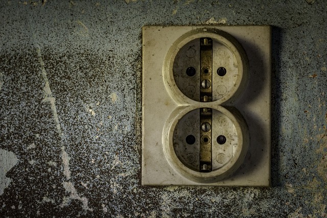 staré zásuvky – dvojzásuvky