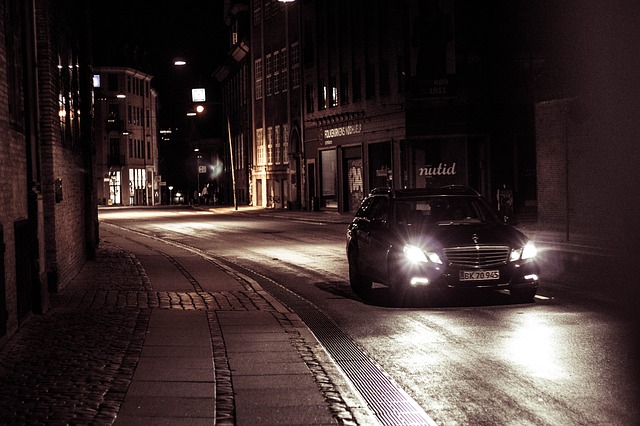 auto v noci na ulici