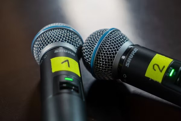 Dva mikrofony 